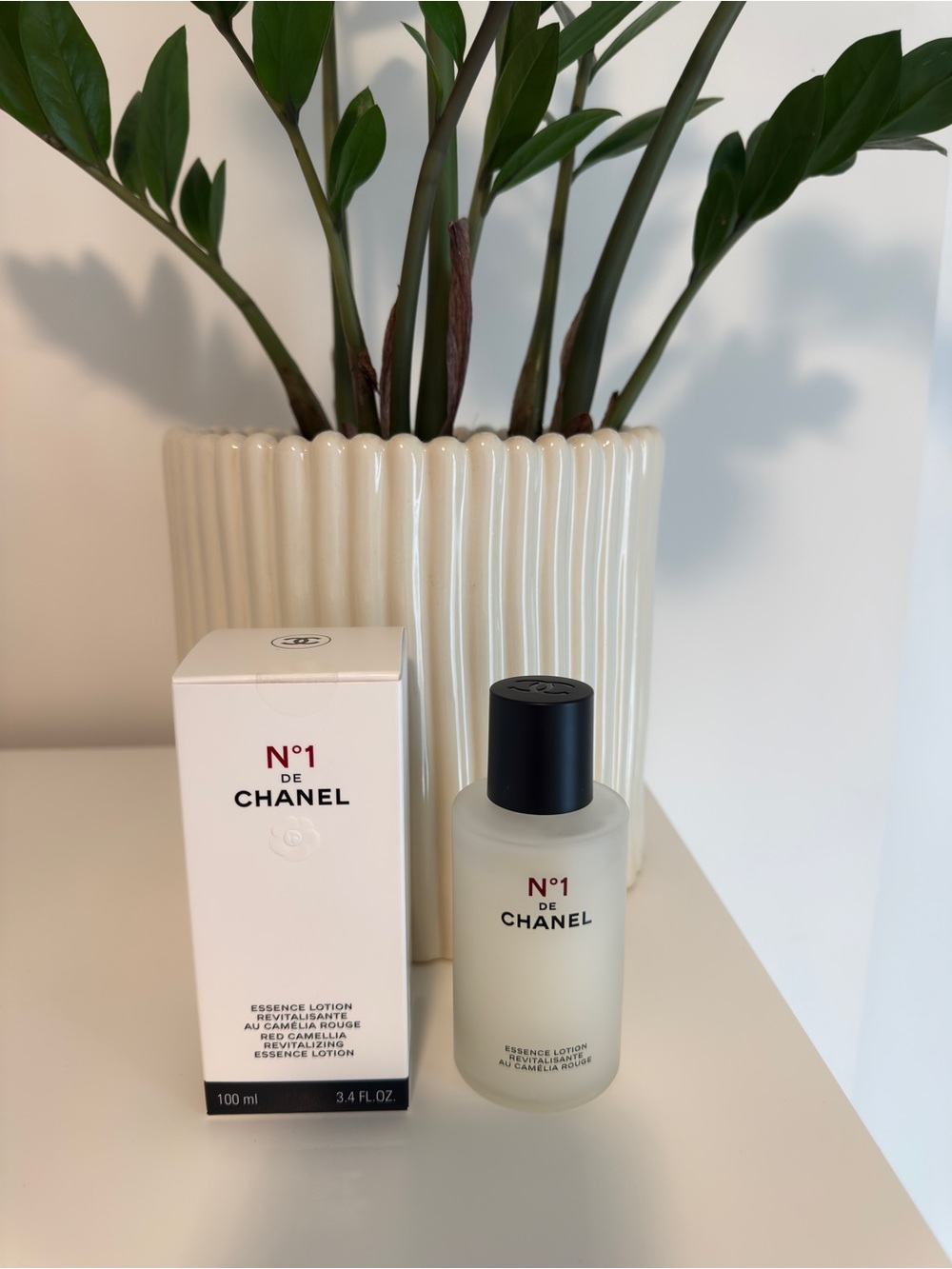 Chanel N°1 De Chanel Revitalizing Essence Lotion 100 ml Red Camellia